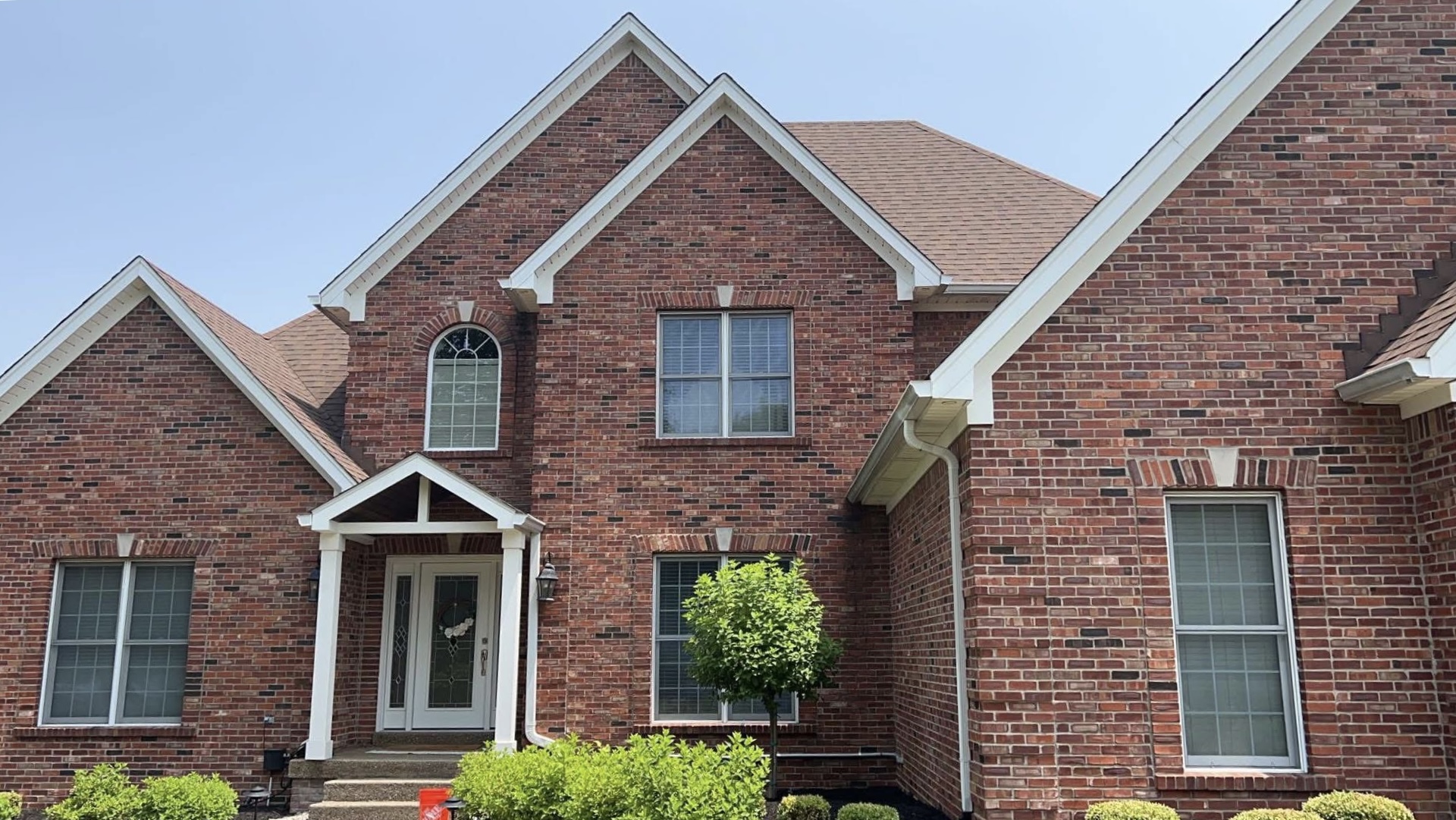 Residential home with professionally cleaned windows in Louisville